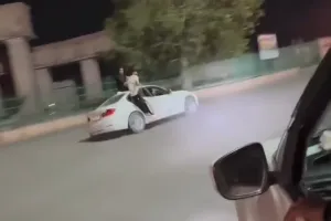 लखनऊ: Reel की चाहत में दांव में लगी जिंदगी, Social Media पर हैरतअंगेज स्टंटबाजी का वीडियो वायरल