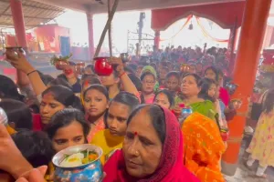 गोंडा: महाशिवरात्रि पर उमड़ा आस्था का सैलाब, हर हर महादेव के जयघोष से गूंजे शिवालय, देखें वीडियो
