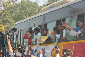 केजरीवाल की गिरफ्तारी के बाद AAP कार्यकर्ता सड़कों पर उतरे, हिरासत में आतिशी समेत ये बड़े नेता