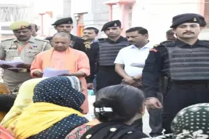 गोरखपुर: सीएम योगी ने किया जनता दर्शन कार्यक्रम, सुनी जनता की समस्याएं
