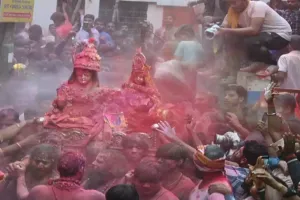वाराणसी: रंगभरी एकादशी पर निकली मां गौरा की पालकी, काशी की फिजा में घुला होली का रंग 