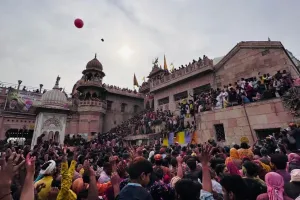 मथुरा: बरसाना में 20 कुंतल लड्डू से खेली गई लड्डू मार होली, भारी संख्या में पहुंचे श्रद्धालु