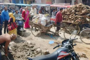 सरकार! शाहजहांपुर में सड़कें तोड़ रहीं कमर, पलट रहे वाहन...लोगों को हो रही भारी परेशानी 