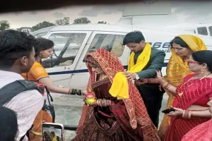सुलतानपुर: जब गांव में हेलीकॉप्टर से दुल्हे को लेकर पहुंची दुल्हन तो लोग लेने लगे सेल्फी, जाने क्या है पूरा मामला...