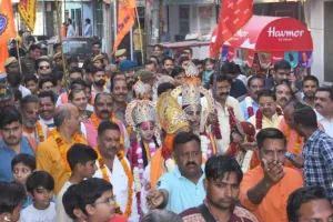 बरेली: नरसिंह मंदिर से निकाली पताका यात्रा, कल से रामलीला का मंचन