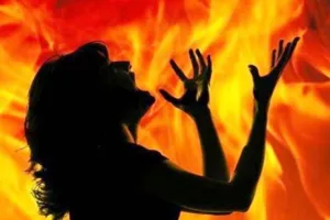 अल्मोड़ा: पति की हत्या के आरोप में जेल में बंद महिला ने खुद को आग लगाकर किया आत्मदाह का प्रयास 