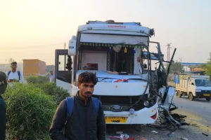 Etawah Accident: नेशनल हाईवे पर ट्रक चालक के ब्रेक लगाने पर बस पीछे से घुसी, हादसे में परिचालक समेत चार घायल