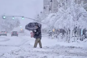 America : कैलिफोर्निया में बर्फीले तूफान से सड़कें बंद, हजारों घरों में बिजली आपूर्ति ठप 