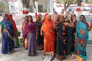 बहराइच: प्रति यूनिट कम खाद्यान्न देता है कोटेदार, विरोध पर कहता है अपशब्द, महिलाओं ने डीएम कार्यालय पर किया प्रदर्शन