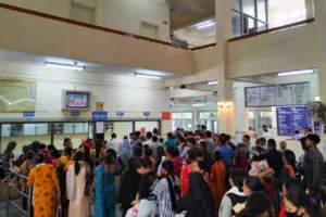 हल्द्वानी: डॉक्टर गए चुनाव ड्यूटी में, मरीजों की लगी भीड़