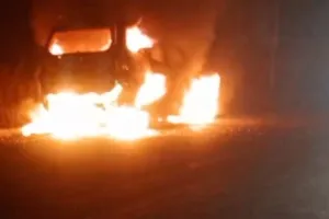 Fatehpur Fire: चलती कार में लगी आग...चालक ने रोककर बचाई लोगों की जान, शादी समारोह से लौट रहे थे 