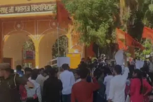 Kanpur News: एबीवीपी के कार्यकर्ताओं ने ममता बनर्जी के खिलाफ किया विरोध प्रदर्शन...CSJM यूनिवर्सिटी के बाहर रोड जाम की