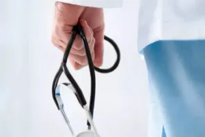 मुरादाबाद : जिला अस्पताल को चिकित्सकों कमी, कैसे हो मरीजों का इलाज?