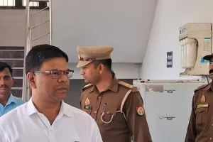 लोकसभा चुनाव को लेकर एक्शन में आए डीएम, व्यवस्थाओं का लिया जायज़ा