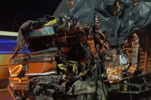 Etawah Accident: आगे चल रहे कंटेनर से टकराई डीसीएम...हादसे में परिचालक की मौत, नींद का झोंका आने के कारण हुआ हादसा