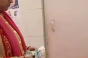 Fatehpur News: सीएचसी स्टाफ ने प्रसूता के परिजनों से लिए रुपये...वीडियो वायरल होते ही स्वास्थ्य विभाग में मची खलबली