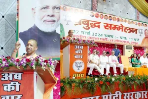 मथुरा: लोकसभा चुनाव 'फैमिली फर्स्ट' और 'नेशन फर्स्ट' की बात करने वालों के बीच, CM योगी का विपक्ष पर हमला 