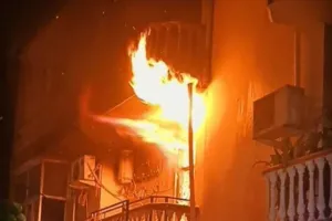 Kanpur Fire: स्वरूपनगर के दो अपार्टमेंटों में लगी भीषण आग...लाखों रुपये का नुकसान, दमकल ने पाया काबू