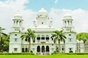 कुत्ता लेकर टहल रहा था कटा हाथ, नर्सिंग स्टाफ समेत कई लोगों की गई नौकरी, kgmu बोला- लापरवाही बर्दाश्त नहीं!