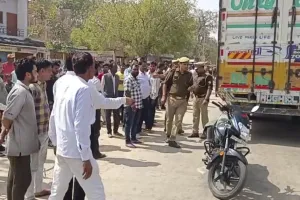 Mahoba: स्कूटी से लोक अदालत जाते समय दुपट्टी स्कूटी में फंसकर गिरी महिला, पीछे से आ रहे ट्रक ने कुचला...मौत