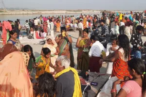 Unnao News: फाल्गुन पूर्णिमा पर हर हर गंगे के उद्घोष से गूंज उठे गंगा तट...घरों में लोगों ने सुनी सत्यनारायाण की कथा