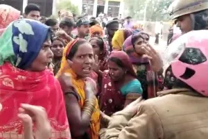 Unnao: खेत में मिला युवक का शव…हत्या का आरोप, परिजनों ने जमकर किया हंगामा, छावनी में तब्दील इलाका