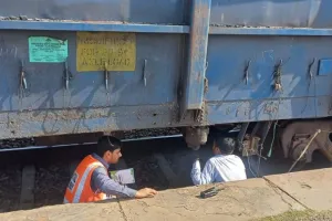 Auraiya News: ब्रेक शू जाम होने से ढाई घंटे खड़ी रही मालगाड़ी...रेलवे क्रासिंग पर लगा लंबा जाम