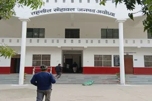 अयोध्या: तहसील में राजस्व कर्मियों की जबरदस्त कमी, मात्र 20 लेखपाल और 16 राजस्व निरीक्षकों के भरोसे 159 राजस्व गांव