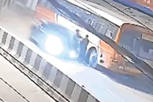 गोरखपुर में दिखा रफ्तार का कहर!, तेज स्पीड से चल रही कार ने तीन युवकों को मारी टक्कर, दो की मौत, एक गंभीर