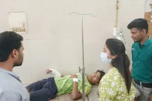 बहराइच: पेड़ से गिरे किशोर के हाथ में आरपार हो गया सरिया, डॉक्टरों ने आपरेशन कर निकाला