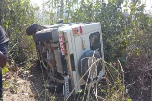सुलतानपुर: एलपीजी वाहन को टक्कर मारकर पलटी बोलेरो, नौ घायल, कोहराम