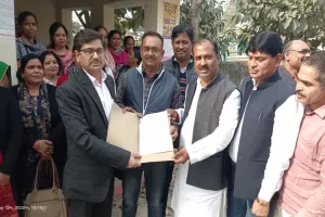 अयोध्या: मांगों को लेकर शिक्षकों ने किया प्रदर्शन, सौंपे ज्ञापन