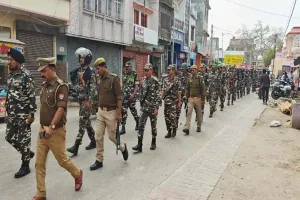 बहराइच: एसएसबी जवानों संग पुलिस ने किया एरिया डोमिनेशन, ग्राम पंचायत के साथ कस्बों में किया फ्लैग मार्च