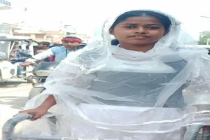 बहराइच: हौसले हों बुलंद तो अड़चनें नहीं रोक सकतीं मुकाम, रीढ़ की हड्डी टूटी होने के बाद भी परीक्षा में शामिल हुई छात्रा