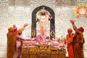 अयोध्या: रामलला को लगाया कचनार के फूलों का रंग, सुनाया फगुआ, हुई पुष्प वर्षा