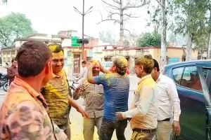 गोंडा: होली की खुमारी में डूबे लोग! फगुआ गीतों संग खूब उड़ा गुलाल