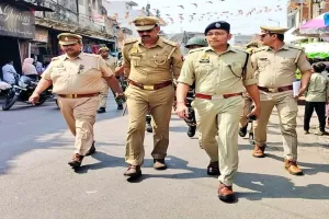 गोंडा: पैरामिलिट्री फोर्स के साथ एसपी ने किया रूट मार्च, कहा- अफवाह फैलाने वालों पर है पुलिस की नजर