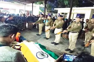 हरदोई: सीआरपीएफ के इंस्पेक्टर की संदिग्ध परिस्थितियों में हुई मौत, राजकीय सम्मान के साथ दी गई विदाई, शोक में डूबे लोग