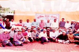 अयोध्या: स्वयं सेवकों ने ग्रामीणों को मतदान के लिए किया जागरूक, नाटक का भी किया मंचन