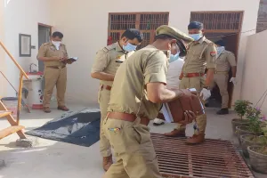 VIDEO: अवैध संबंध के शक में पति ने पत्नी व दो बच्चों को उतारा मौत के घाट, कमरे से बदबू आने पर मकान मालिक ने पुलिस को दी सूचना