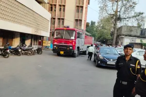 Lucknow breaking news: जवाहर भवन के पंचम तल में लगी आग, फायर ब्रिगेड की गाड़ियां मौके पर पहुंचीं