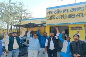 गोंडा: काली पट्टी बांधकर शिक्षकों ने डिजिटलाइजेशन का किया विरोध, की नारेबाजी