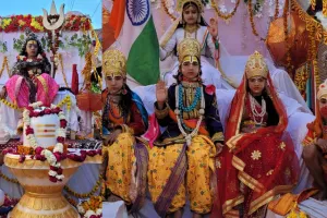 बहराइच: बच्चों ने निकाली शोभा यात्रा, झांकियों ने मोहा मन