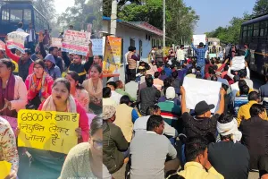  69000 शिक्षक भर्ती: आरक्षित वर्ग के अभ्यर्थियों ने घेरा डिप्टी सीएम का आवास, देखें वीडियो 