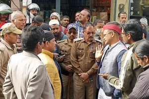 अल्मोड़ा: जाखनदेवी मार्ग की खस्ता हालत पर भड़के लोगों ने दो घंटे माल रोड किया जाम 