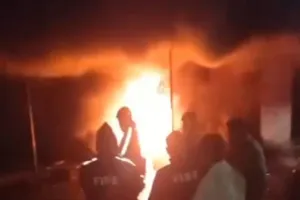 रामनगर: पीरूमदारा में भीषण आग की भेंट चढ़ीं तीन दुकानें