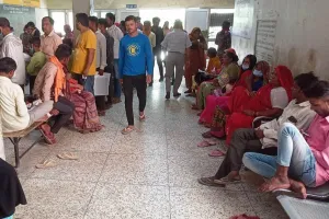 पीलीभीत: होली के बाद मौसम ने बदली करवट, मेडिकल कॉलेज में उमड़ी मरीजों की भीड़ 