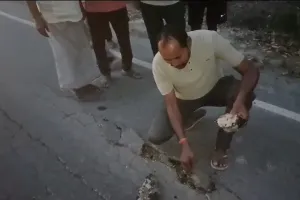 पीलीभीत: 15 करोड़ से बनी ईटगांव-बमरौली सड़क एक साल में ही उधड़ने लगी,वीडियो वायरल