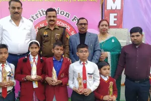 फिरोजाबाद: ब्लूमिंग बड्स सीनियर सेकेंड्री स्कूल में पुरस्कार वितरण समारोह का आयोजन, मेधावी हुए सम्मानित