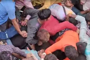 मथुरा: बरसाना के राधा रानी मंदिर में हादसा, 20 से अधिक श्रद्धालु घायल 